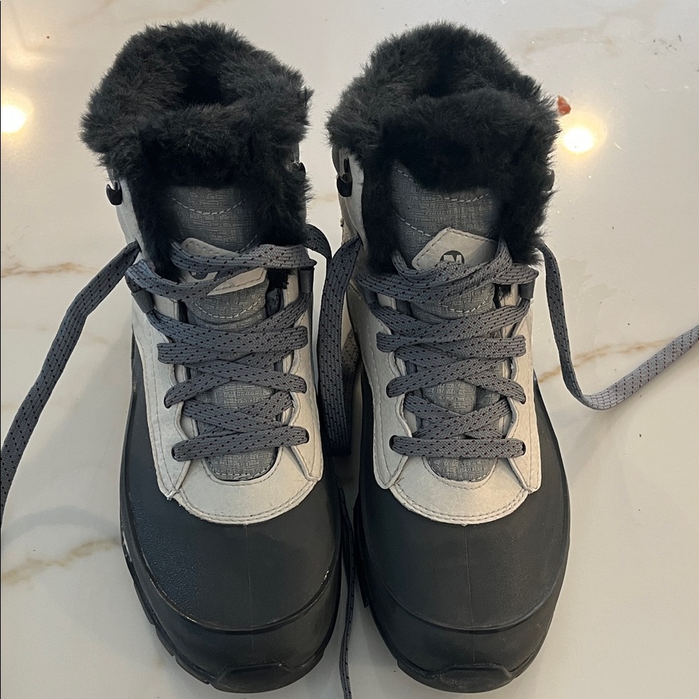 Women’s Merrill White and Gray Faux-Fur Lined Winter Boots/hiking boots size 11m